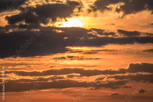 Sonnenuntergang und Wolkenhimmel