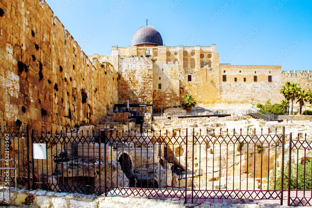 Fototapeta premium Jerusalem, Israel - 27 April 2021: dome of the al-Aqsa Mosque and Davidson Center, the Jerusalem Archaeological Park in old town of Jerusalem