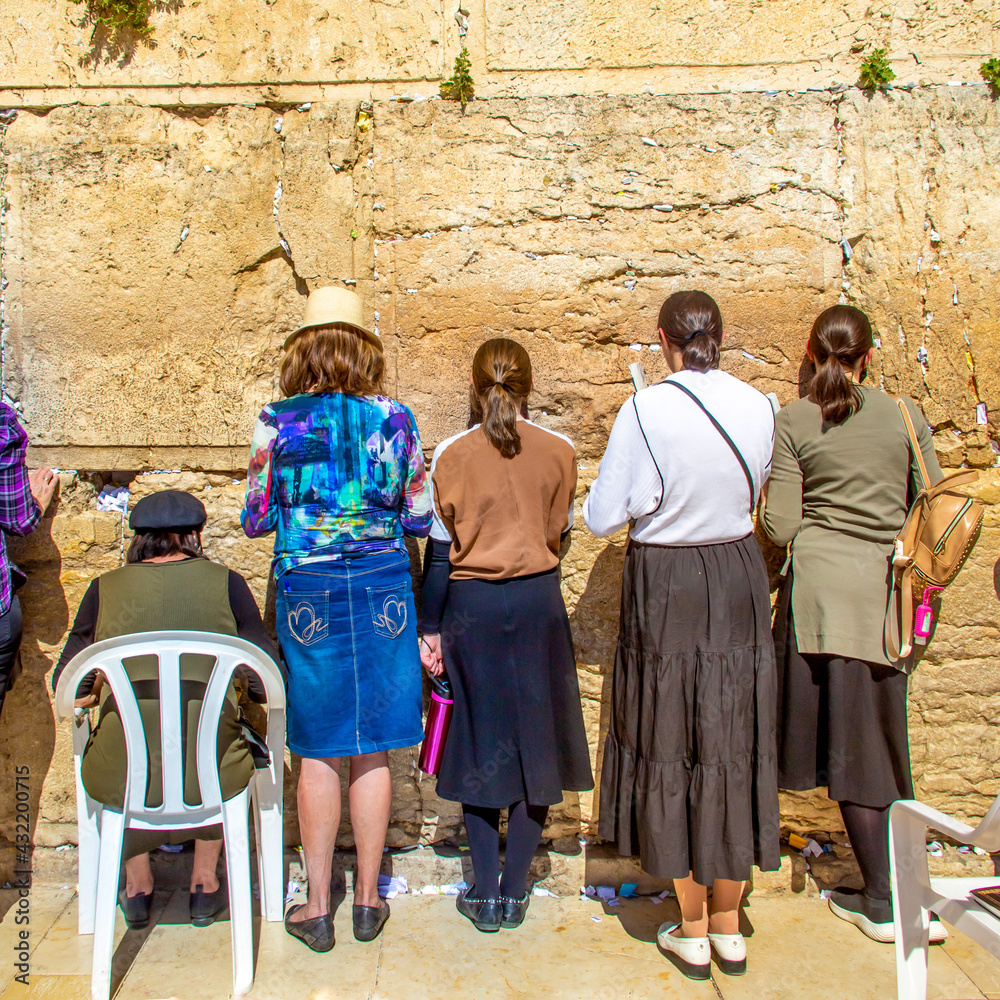 Fotka „Jerusalem, Israel 27 april 2021 women near Wailing Wall or