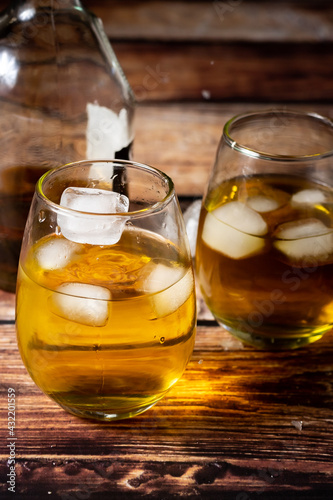 mesa y vaso de whisky con hielo!!!