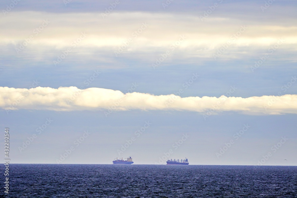 Zwei Frachtschiffe am Horizont