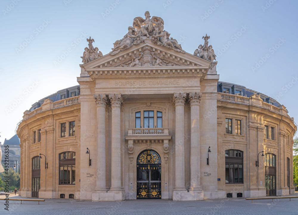Fototapeta premium Paris, France - 05 02 2021: CCIP, Echangeur PME facade and colums of New Music in Freedom building