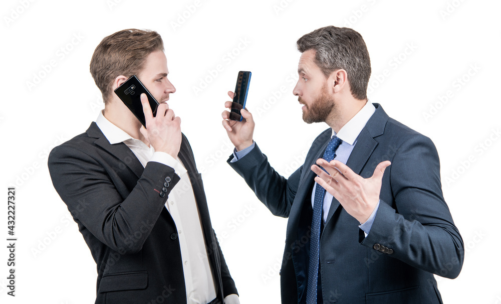 Naklejka premium employee show smartphone to boss. men partners gesturing at business negotiations.