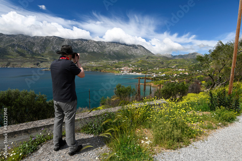 Tourist fotografiert die Ortschaft Kotronas auf der Mani, Pelopones, Griechenland photo