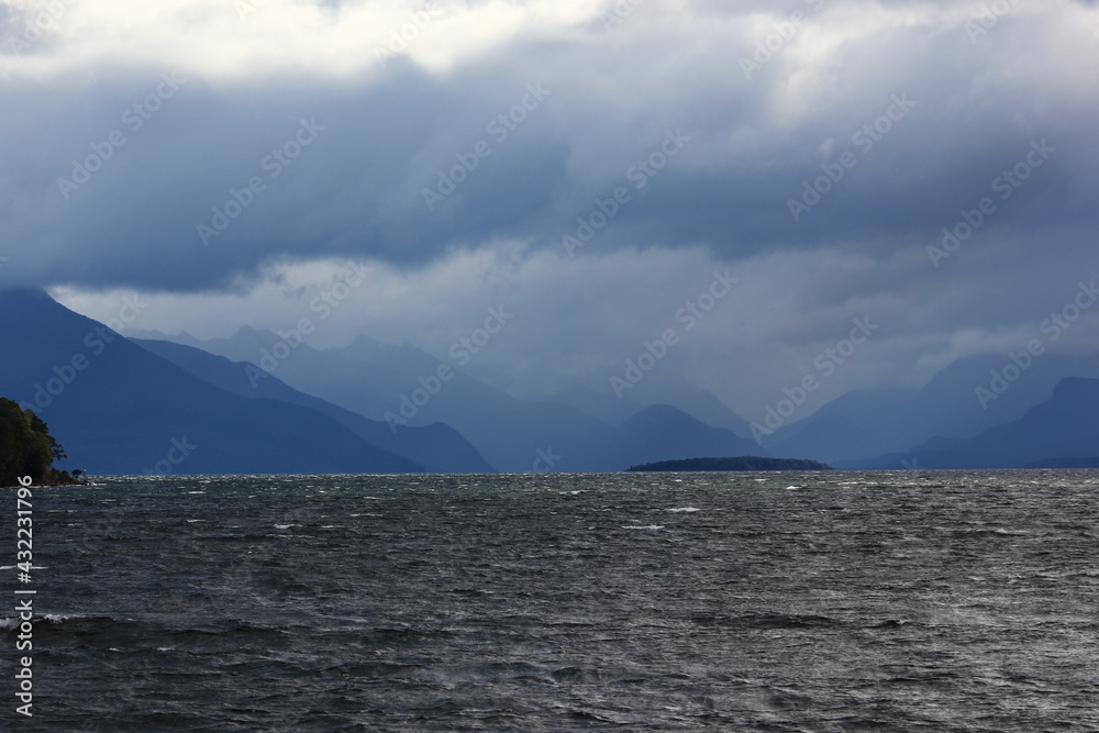 Fjord sortant des brumes