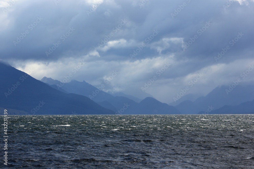 Fjord sortant des brumes