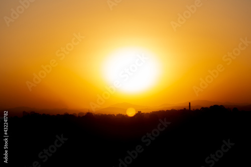 Pôr do Sol visto nesta quinta feira, (06), no final da tarde na cidade de São José dos Campos-SP,.