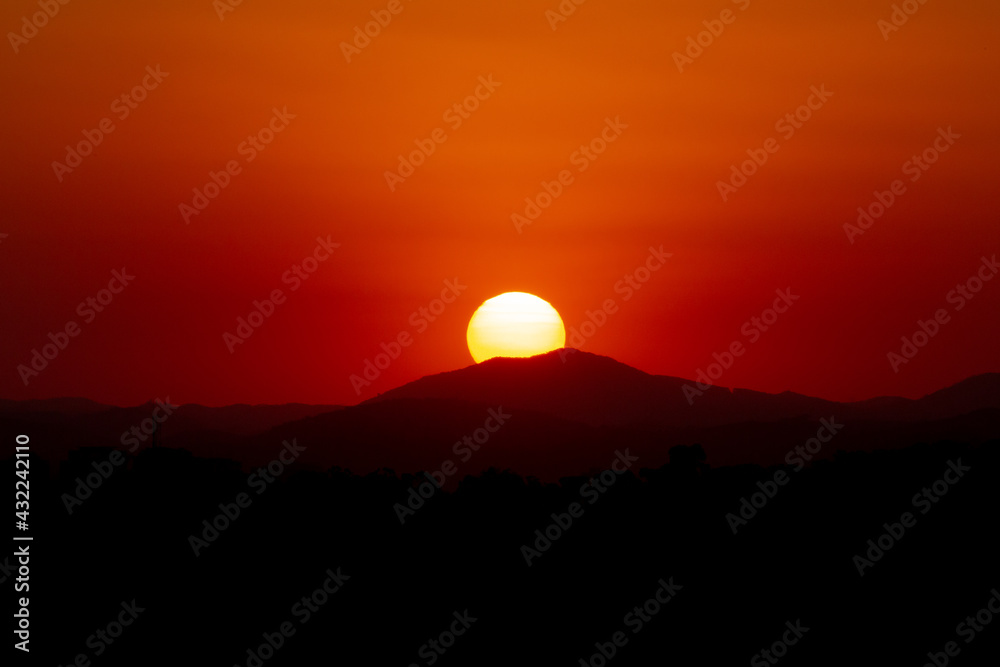 Pôr do Sol visto nesta quinta feira, (06), no final da tarde na cidade de São José dos Campos-SP,.