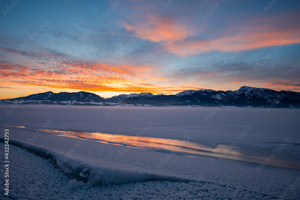 Forggensee im Winter zum Sonnenaufgang 