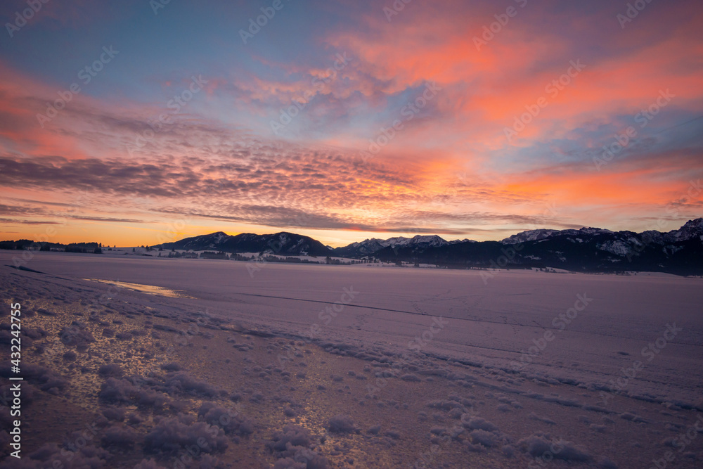 Forggensee im Winter zum Sonnenaufgang 