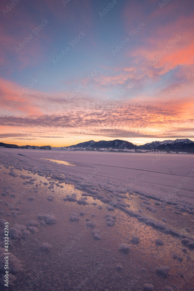 Obraz premium Forggensee im Winter zum Sonnenaufgang