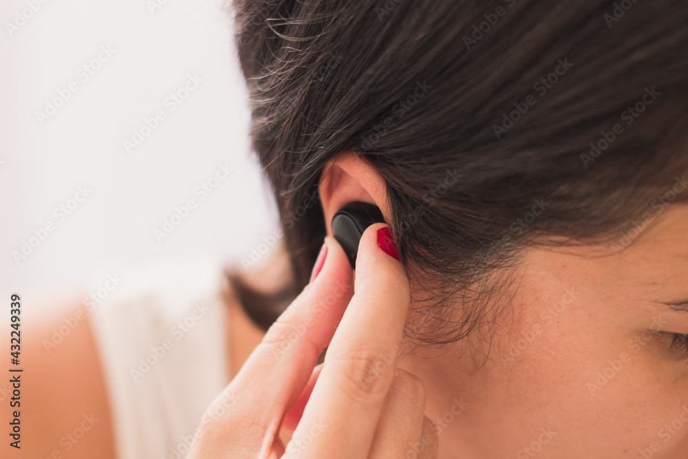 Mulher com fone de ouvido sem fio