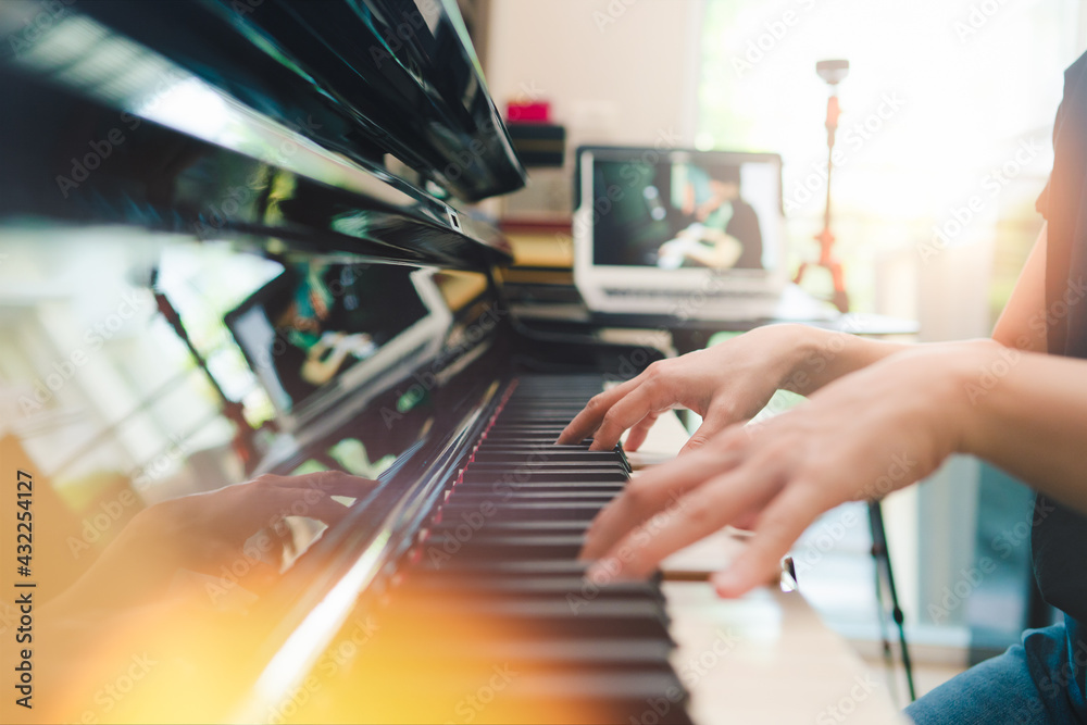 KEYBOARD/PIANO - Online/ Classroom for Domestic Students