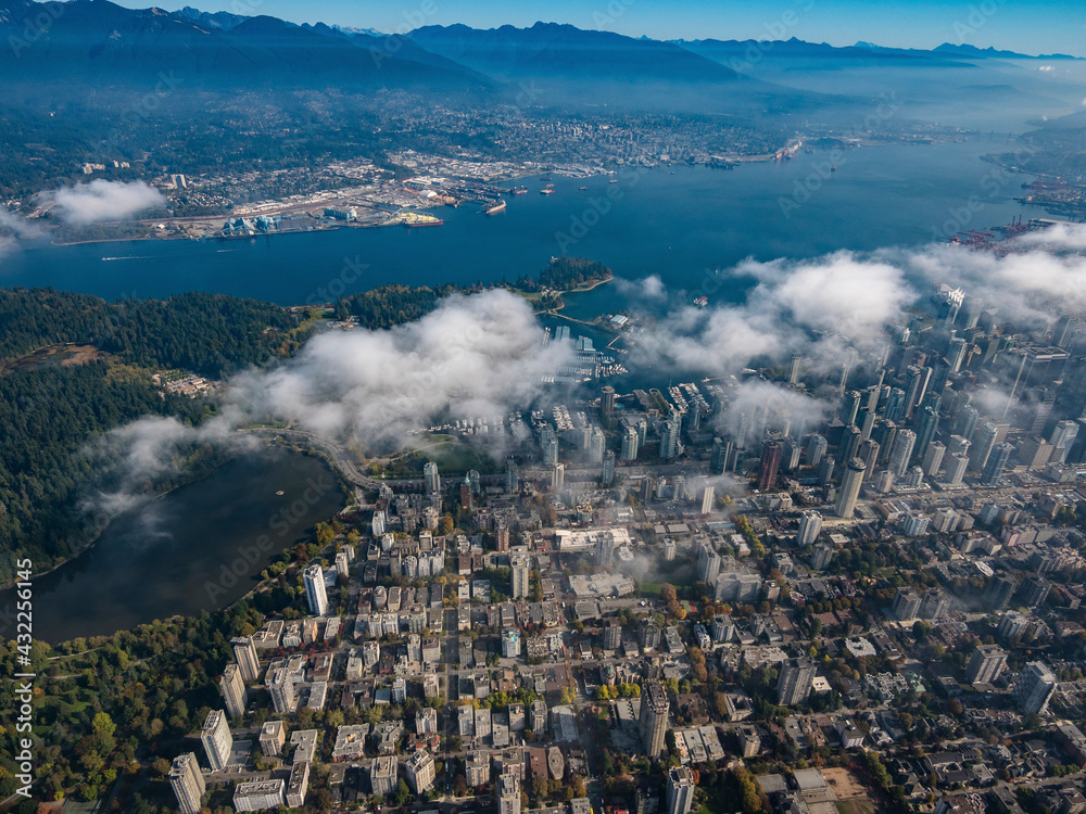Obraz premium Stock aerial photo of scattered clouds over downtown Vancouver, Canada