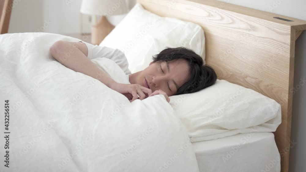 ベッドで安眠する男性 ベッドで安眠する男性