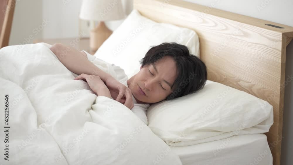 ベッドで安眠する男性 ベッドで安眠する男性