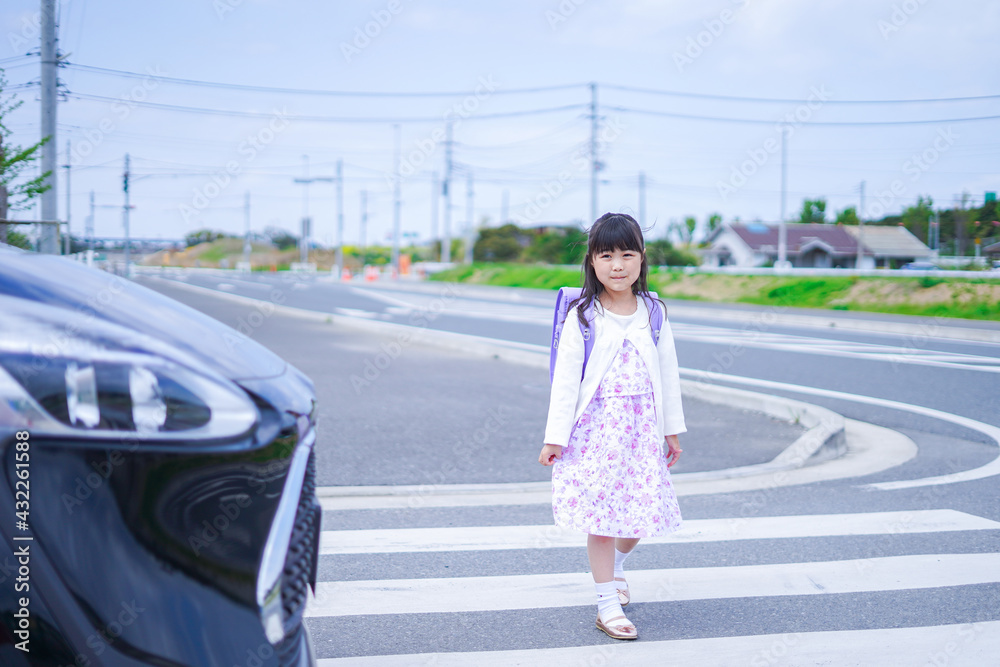 交通事故に遭う小さな女の子