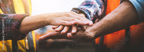 Fotografía Engineer team to join hands together, accept agree cooperation and success concept