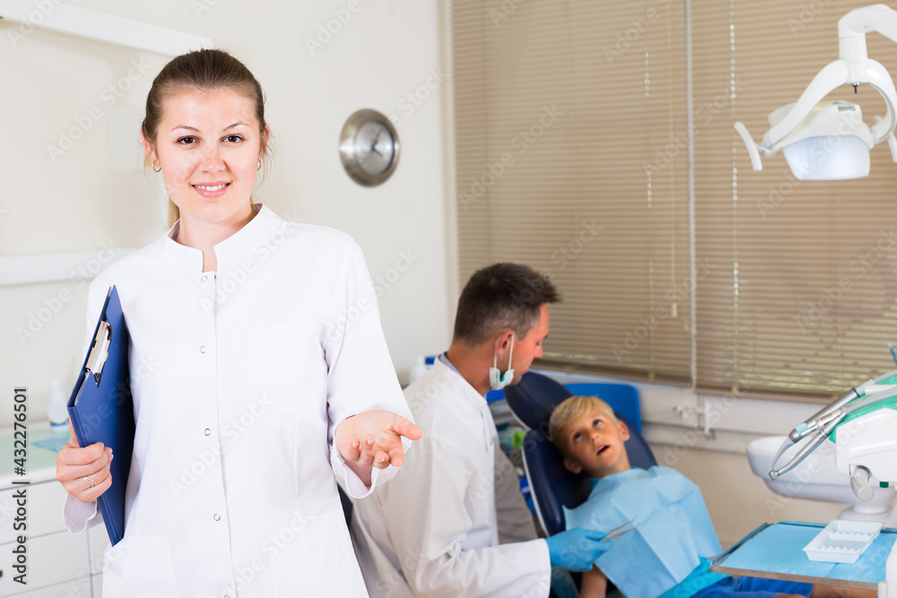 Obraz premium Medical assistant in uniform is meeting new client in dental clinic.