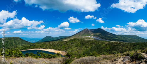 新緑のえびの高原_標高1200mにある自然豊かな美しい高原_韓国岳や池めぐり自然探勝路、甑岳など霧島山の登山が楽しめる