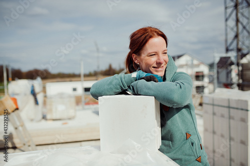 Bauherrin auf der Baustelle