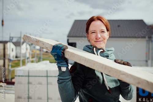 Bauherrin auf der Baustelle