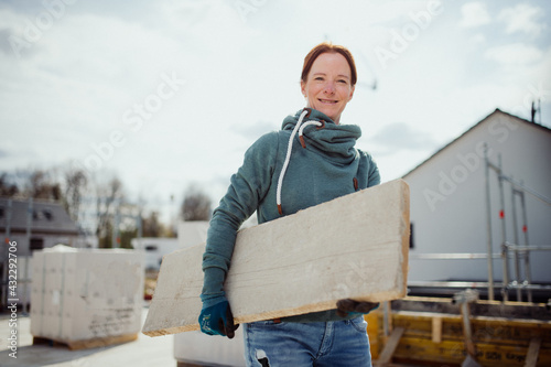 Bauherrin auf der Baustelle