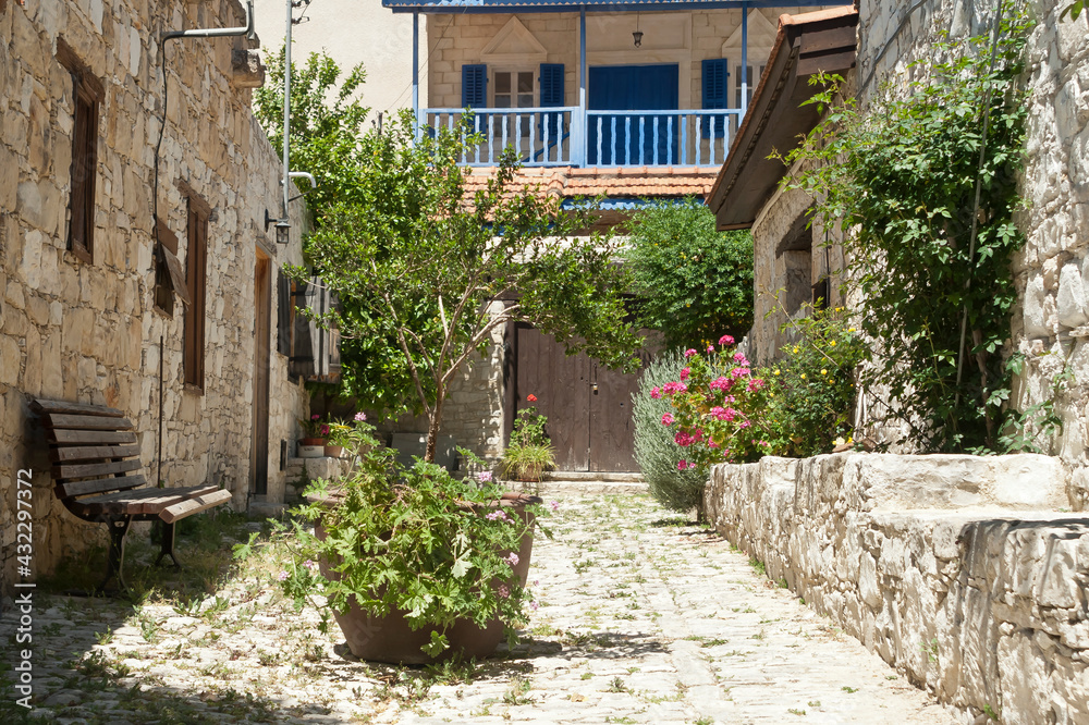 Obraz premium Cobbled street with old stone houses