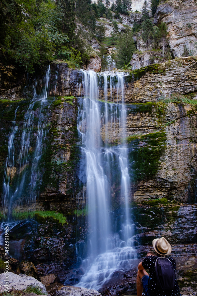 pause durant la randonnée devant une cascade, moment de calme et de contemplation