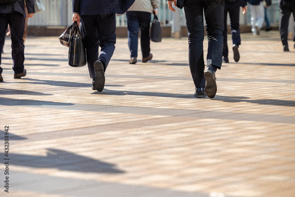 Obraz premium 通勤する男性の後ろ姿の足元