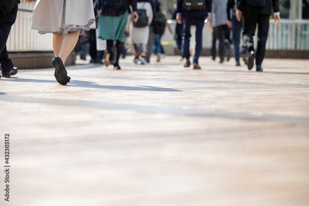 通勤する女性の後ろ姿の足元 通勤する女性の後ろ姿の足元