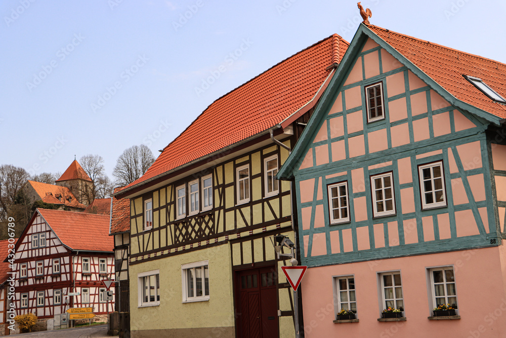 Romantisches Fachwerkstädtchen Ummerstadt; Häuserzeile am Viehmarkt mit Bergkirche