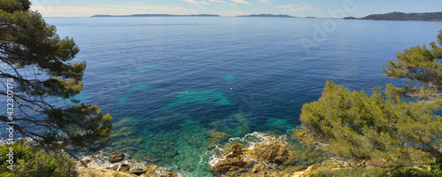 Panoramique mer Méditerranée depuis la corniche au Lavandou (83980), département du Var en région Provence-Alpes-Côte d'Azur, France © didier salou