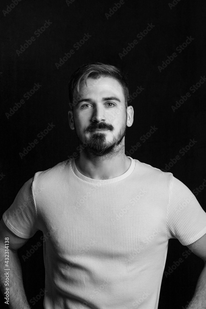 La emoción perfecta. Retrato en blanco y negro de hombre con camiseta blanca - Impresionante simulador de emoción. Joven atlético y atractivo. Aislado sobre fondo negro. Espacio para texto La emoción perfecta. Retrato en blanco y negro de hombre con camiseta blanca - Impresionante simulador de emoción. Joven atlético y atractivo. Aislado sobre fondo negro. Espacio para texto