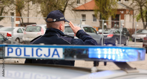 Policjant oddaje hołd zastrzelonemu koledze.  photo