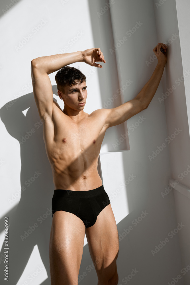 Obraz premium sporty man holding his hands above his head bodybuilder dark panties