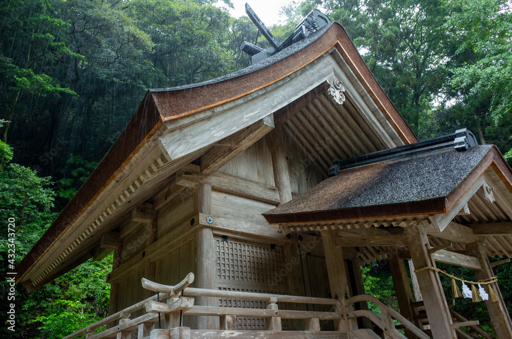 雨の日の神社