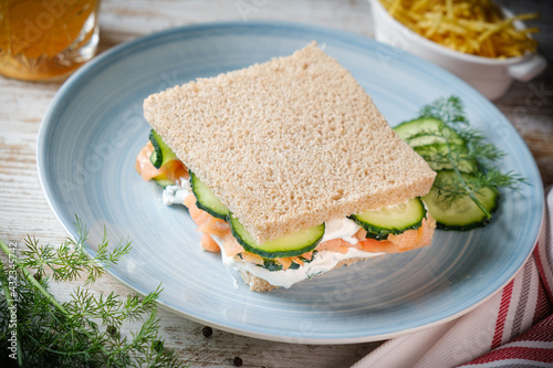 Sandwich de salmon con pepino y crema de queso