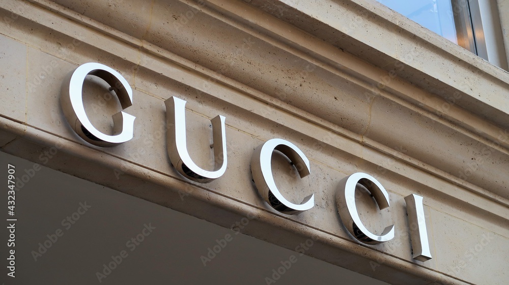 Enseigne dorée de la marque de luxe Gucci, célèbre entreprise italienne de  prêt-à-porter, sur la devanture de sa boutique de la rue du Faubourg  Saint-Honoré à Paris – mars 2021 (France) Photos
