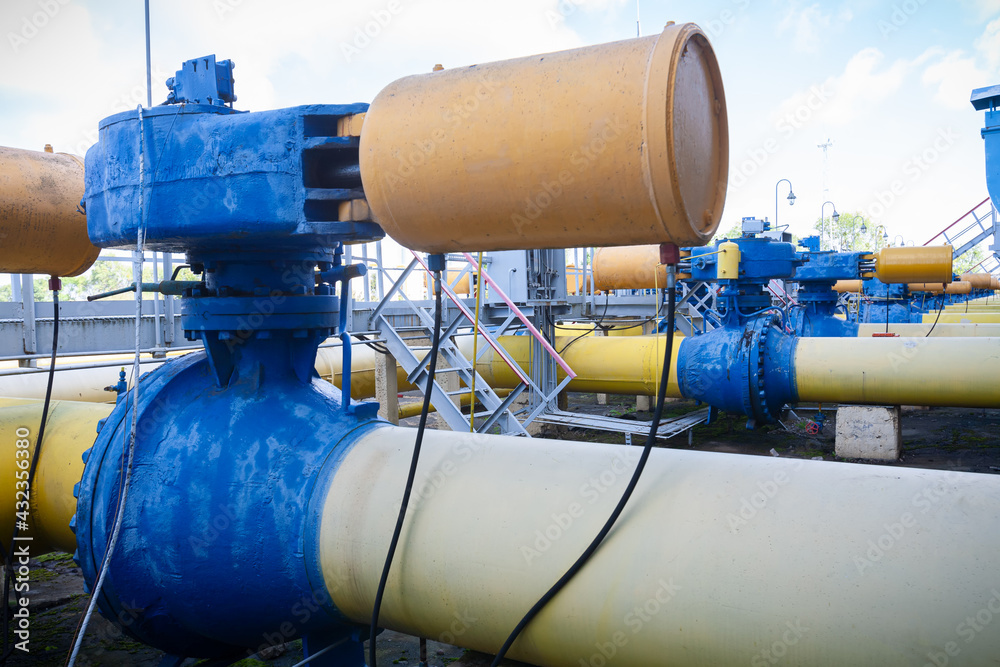 Automatic valve for stopping gas transportation at the compressor station of the main pipeline. Automatic valve for stopping gas transportation at the compressor station of the main pipeline.