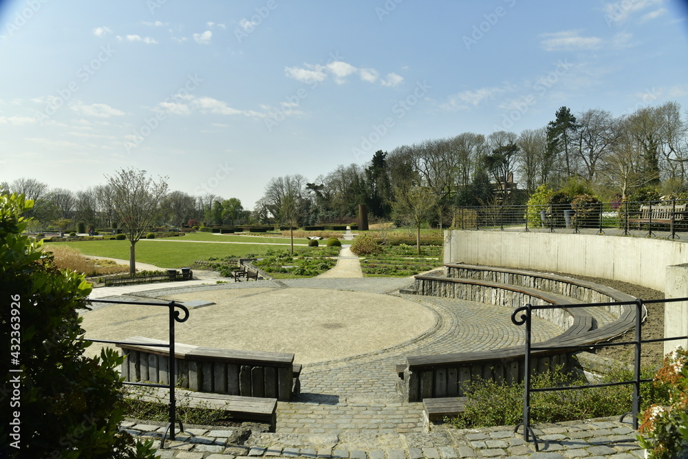 Fototapeta premium L'une des petites esplanades au Jardin du Fleuriste à Laeken