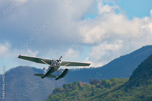 Cuadro en lienzo A seaplane after the take off flying over the waters of Lake Como, Italy
