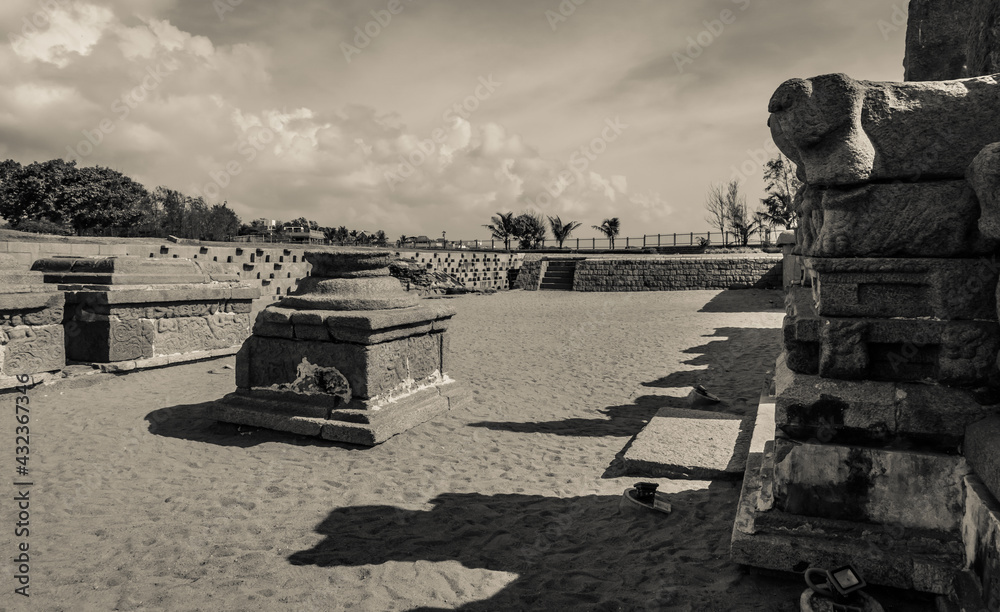 Obraz premium Very Ancient and Old Pictures Of Sea Shore temple is UNESCO's World Heritage Site located at Mamallapuram, or Mahabalipuram in Tamil Nadu, South India. Rare Collection Pictures