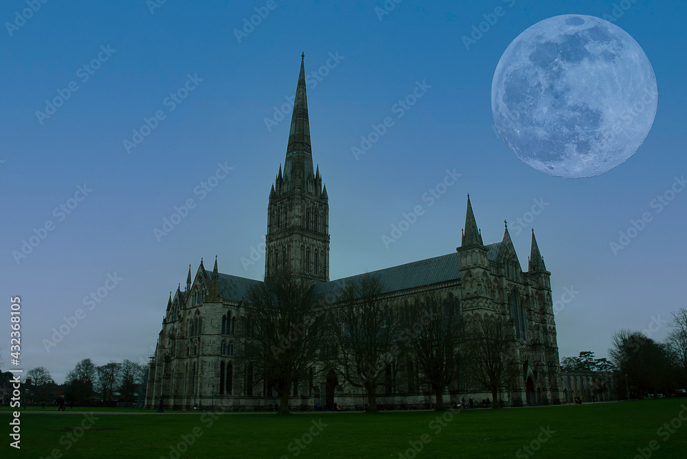 Obraz premium The silhouette of Salisbury Cathedral under the light of full moon in Wiltshire, UK