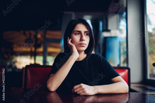 Canvas Print Bored woman leaning on hand in cafe