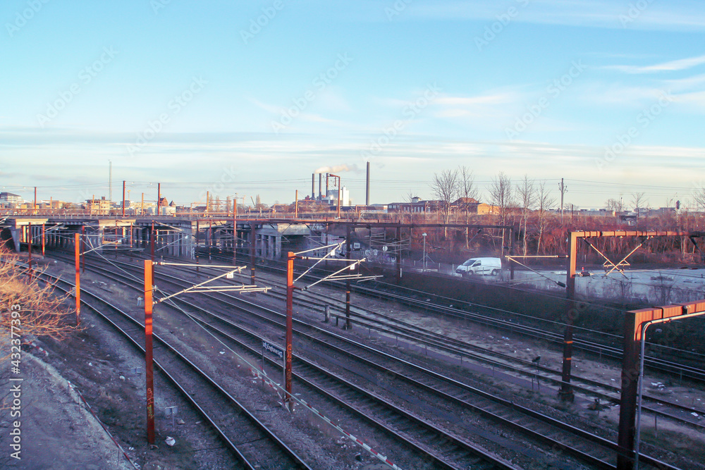 Red ferroviaria e industria de Copenhague en un día claro de invierno. Distrito industrial en las afueras de la capital danesa.