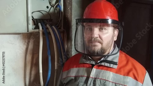 Wallpaper Mural The worker covers his face with a protective mask. Torontodigital.ca