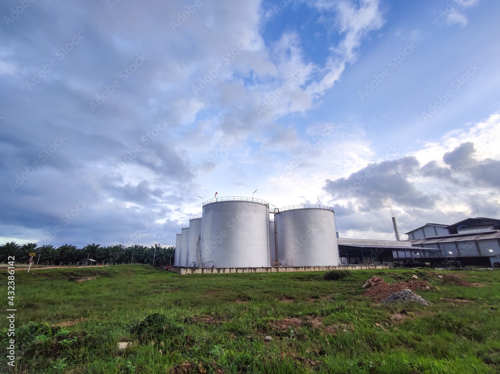 Oil storage tank In industrial areas. Crude oil storage plant For export. Palm oil factories in Asia. Within the industrial plant. Zone tank storage industrial Oil storage tank In industrial areas. Crude oil storage plant For export. Palm oil factories in Asia. Within the industrial plant. Zone tank storage industrial