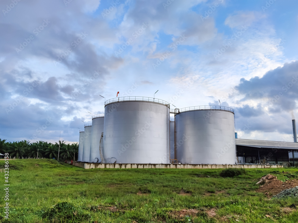 Oil storage tank In industrial areas. Crude oil storage plant For export. Palm oil factories in Asia. Within the industrial plant. Zone tank storage industrial Oil storage tank In industrial areas. Crude oil storage plant For export. Palm oil factories in Asia. Within the industrial plant. Zone tank storage industrial