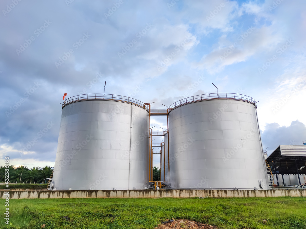 Oil storage tank In industrial areas. Crude oil storage plant For export. Palm oil factories in Asia. Within the industrial plant. Zone tank storage industrial Oil storage tank In industrial areas. Crude oil storage plant For export. Palm oil factories in Asia. Within the industrial plant. Zone tank storage industrial